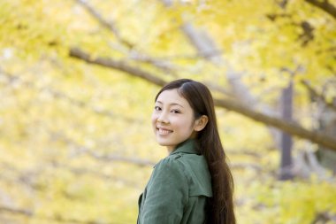 Sonbaharda genç Japon kadın