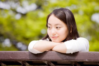 Parktaki genç bir kadının portresi