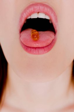 Dilinde vitamin olan kadın portresi