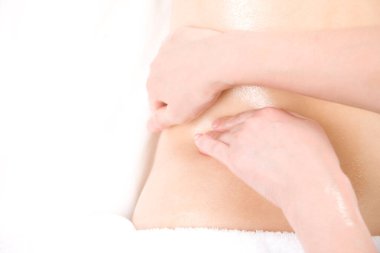 genç kadın masaj spa salonda alma 