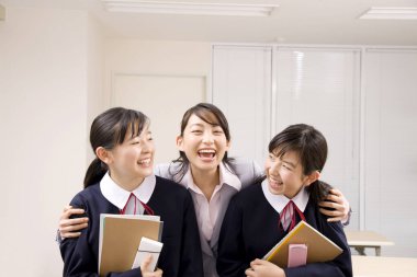 Modern sınıfta okuyan genç Japon öğrencilerin portresi.