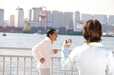 Olgun Asyalı erkek ve kadın ırk yürüyüşü yapıyorlar.