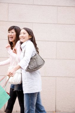 Güzel Japon kadınlarının portresi. Şehirde birlikte eğleniyorlar. Arkadaşlık scocnept 'i.  
