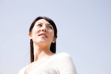 Güzel, mutlu, Asyalı bir kadının açık havada portresi.