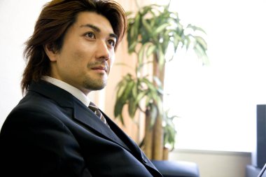 Ofiste oturan bir iş adamının portresi 