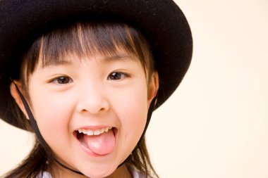 Siyah şapkalı Asyalı küçük kız.