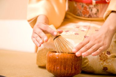 Yakın plan - Japon kimonolu bir kadının matcha çayı yapmasını.
