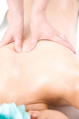 genç kadın masaj spa salonda alma 