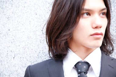 Asyalı genç yakışıklı iş adamının portresi