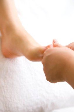 Spa konsepti. Kaplıcadaki masaj sırasında kadın bacaklarının yakınlaşması.  