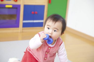 Anaokulunda oynayan küçük tatlı Asyalı kız.