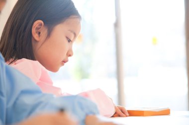 Anaokulunda oynayan küçük tatlı Asyalı kız.