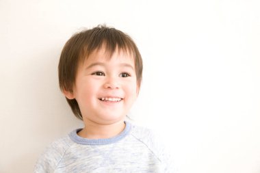 Küçük sevimli Asyalı bir çocuğun portresi.