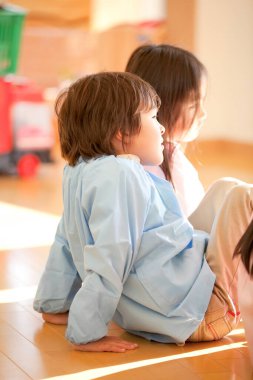 Anaokulunda oynayan şirin Asyalı çocuklar.