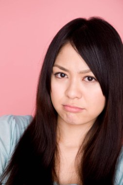 Güzel, genç, Asyalı, üzgün bir kadın.