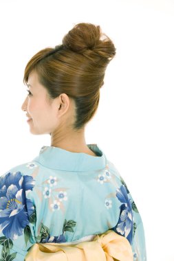 Beyaz arka planda duran geleneksel Japon elbiseli güzel kadın portresi 