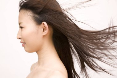 güzel genç Asyalı kadın stüdyoda poz 