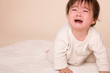 Ağlayan küçük Asyalı bebeğin portresini kapat. 