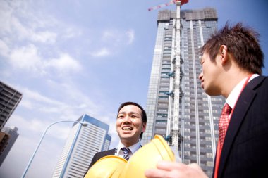 İnşaat alanında çalışan iki işadamı