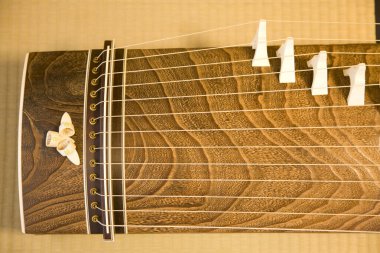 Bir Koto 'nun yakın görüntüsü. Japon sökülen yarım tüp zither enstrümanı