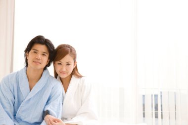 Genç adam ve kadın sabah dinleniyorlar.