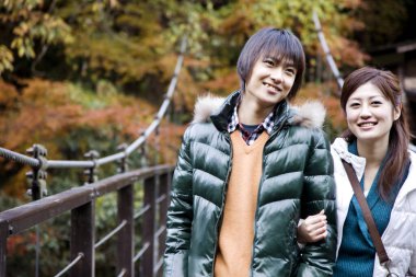 Köprüdeki genç Japon kadın ve erkeğin portresi. 