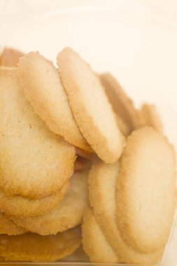 Mutfak masasında çeşitli tatlılar, yakın çekim manzarası. 