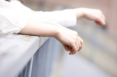 Kadın elleri bulanık şehir arka planında 