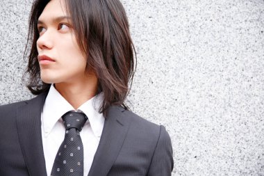 Uzun saçlı Asyalı genç iş adamı