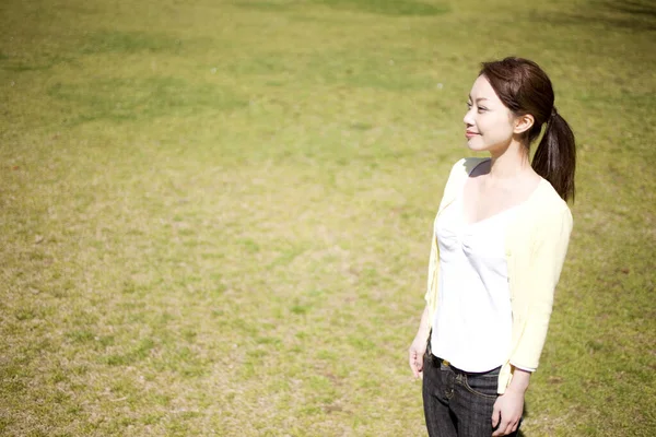 Atractivo Joven Asiática Mujer Sonriendo Mirando Lado Parque —  Fotos de Stock