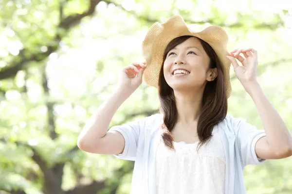Aziatische Glimlachende Vrouw Dragen Stro Hoed Park Zomer Dag — Stockfoto