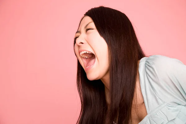 Güzel Genç Asyalı Bir Kadın Izole Arka Planda Bağırıyor — Stok fotoğraf