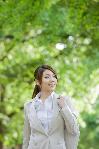 Όμορφη Νεαρή Ασιάτισσα Επιχειρηματίας Τσάντα Περπάτημα Στο Πάρκο — Φωτογραφία Αρχείου