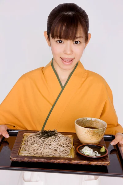 Жінка Японський Працівник Обслуговує Собу Столу — стокове фото