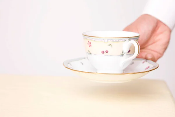 Nahaufnahme Des Kellners Der Tee Auf Dem Tisch Serviert — Stockfoto