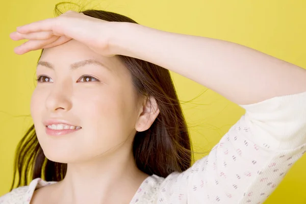 Porträt Einer Schönen Japanerin Die Isoliert Auf Gelbem Hintergrund Wegschaut — Stockfoto