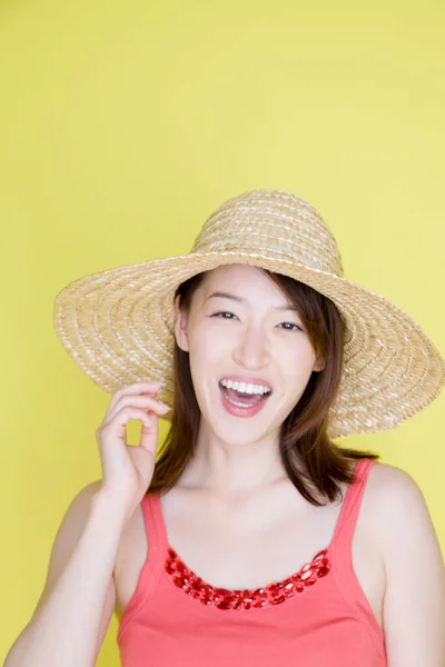 Hermosa Joven Asiático Mujer Usando Paja Sombrero —  Fotos de Stock