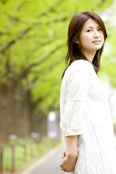 Portret Van Mooie Gelukkig Jong Aziatische Vrouw Buiten — Stockfoto