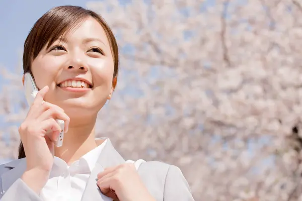 Lässig Gekleidete Japanische Geschäftsfrau Mit Handy Freien Verschwommener Hintergrund — Stockfoto
