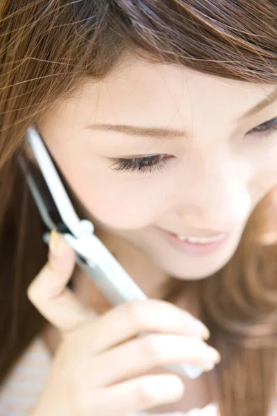 携帯電話で話す美しい若いアジアの女性 クローズアップ — ストック写真