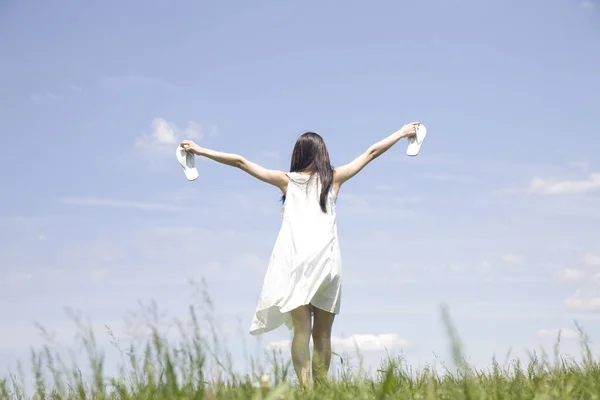 Widok Tyłu Piękna Młoda Kobieta Białej Sukience Stoi Zielonej Trawie — Zdjęcie stockowe