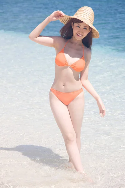 Joven Japonesa Posando Bikini Playa — Foto de Stock
