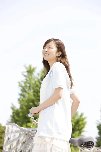 Asiático Sorrindo Mulher Com Bicicleta Parque Dia Verão — Fotografia de Stock