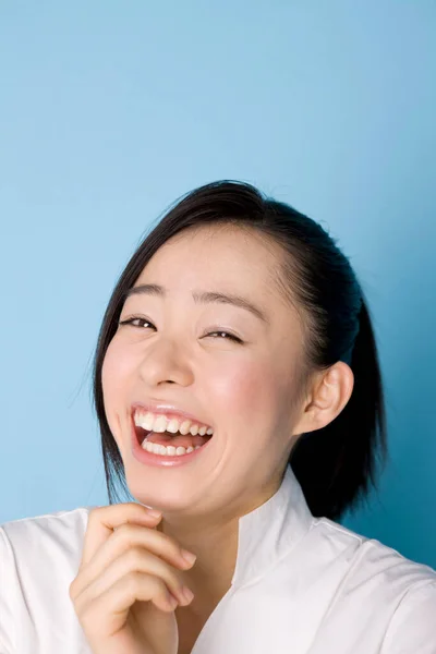 Fiatal Ázsiai Üzletasszony Nevetés Elszigetelt Kék Háttér — Stock Fotó