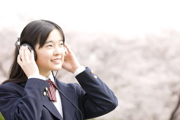Asiatische Mädchen Mit Kopfhörern Auf Dem Hintergrund Nahaufnahme — Stockfoto