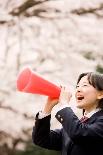 Junge Asiatische Studentin Anzug Mit Lautsprecher Park — Stockfoto