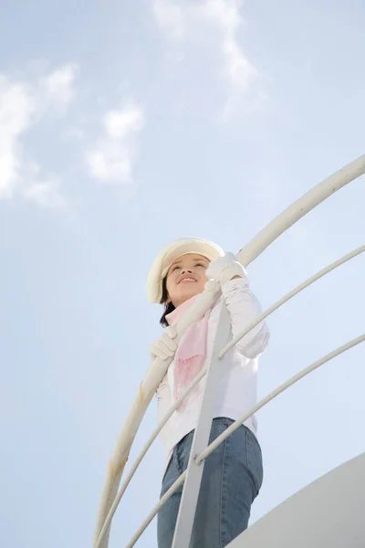 暖かい白い手袋と帽子を着ているアジアの女性 — ストック写真