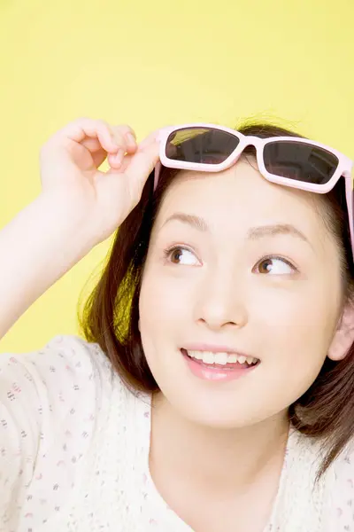 Retrato Una Hermosa Mujer Japonesa Con Gafas Mirando Hacia Otro —  Fotos de Stock