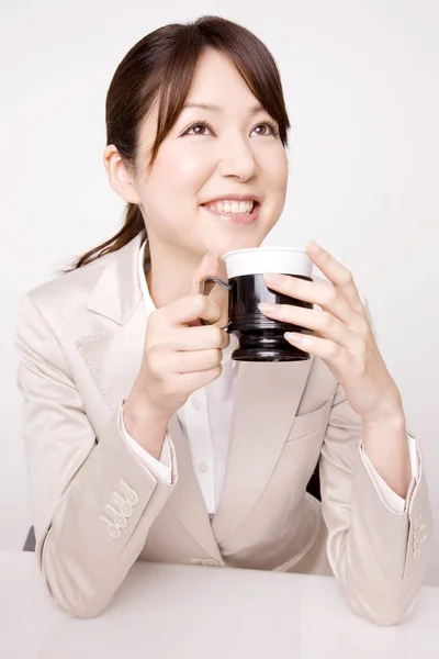 Jong Japans Zakenvrouw Glimlachen Het Drinken Van Koffie Zitten Het — Stockfoto