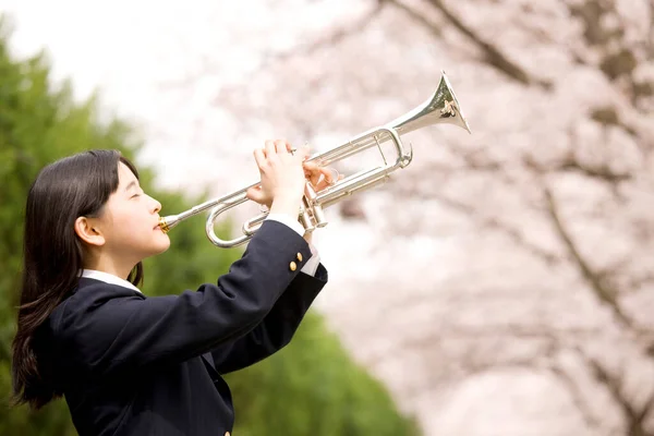 Menina Japonesa Tocando Trompete Parque — Fotografia de Stock